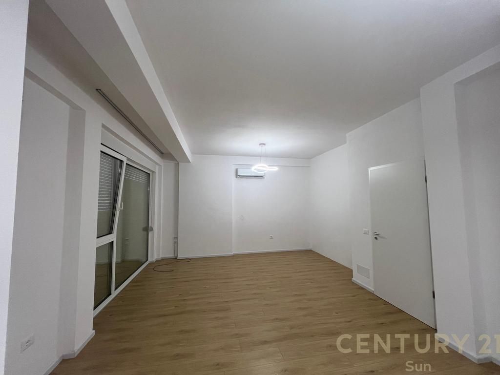 In ABA Residences very very close to the Farka and Sauk lake we offer for rent an attached villa. The villa has a yard of 140m2 and a net construction area of 196m2 which is organized on 3 floors. On floor -1/0 there is a closed parking space for two cars, bedroom/office/technical room, On the 1st floor there is the living area, bedroom and a bathroom, On the 2nd floor there are three bedrooms, a bathroom and a balcony. Contact us and give yourself the opportunity to live in a very quiet area with easy access