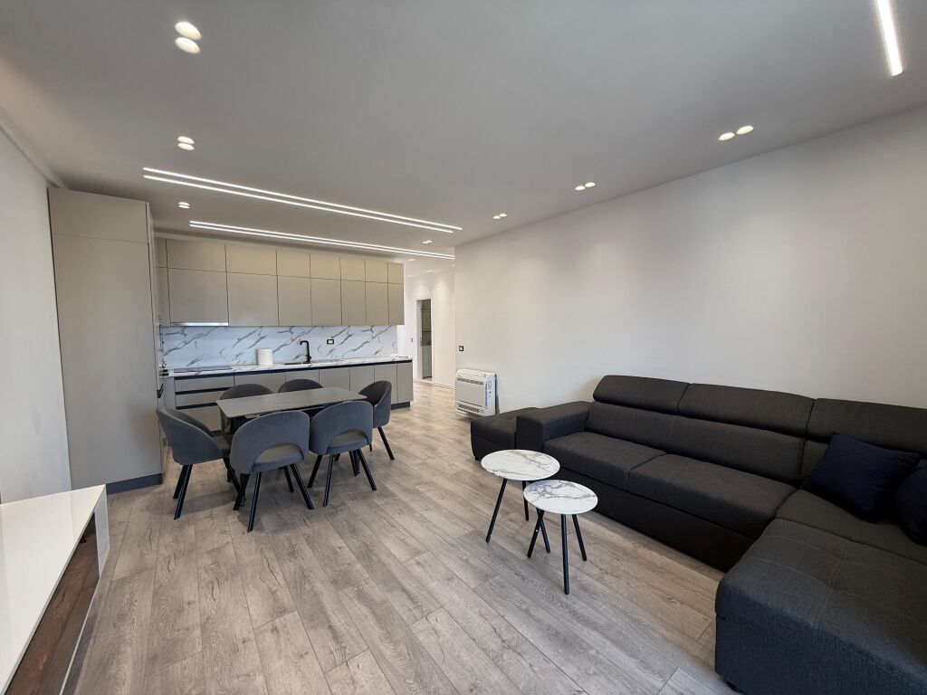 Ne Bulevardin e ri shitet apartament 2+1+2!
