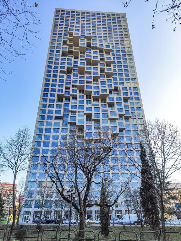 🏙️ Apartament Luksoz 2+1 + 2 Tualete &amp; Garderobë – Pamje nga Qendra e Tiranës