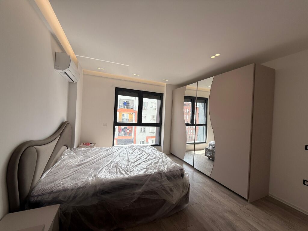 Ne Bulevardin e ri shitet apartament 2+1+2!