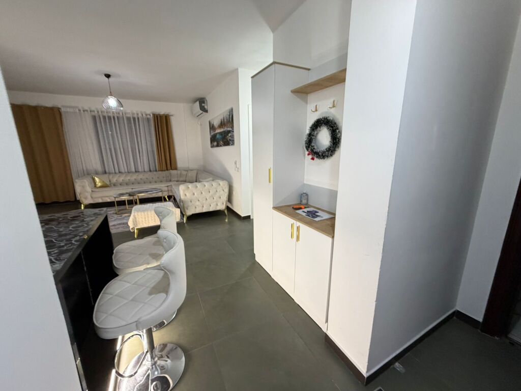 Affittasi appartamento 2+1 + 2 + 🅿️📍 Astir, vicino a Villa L  ✔️ 5° piano✔️ Palazzo con ascensore✔️ Arredato✔️ Ambiente spazioso e ben organizzato✔️ Incluso posto auto  💰 Prezzo: 600 euro/mese  📞 Per maggiori informazioni o visita, contattare