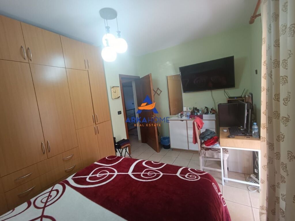 JEPET SHTEPI 2 KATESHE ME QERA "RRUGA HAKI STERMILLI KOMBINAT " 80000 LEKE