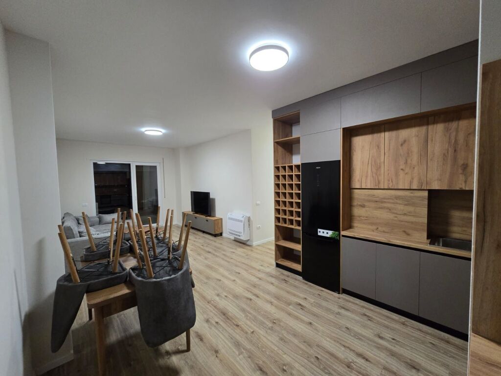 Shitet Apartament 3+1+2+ballkon ne Kamez
