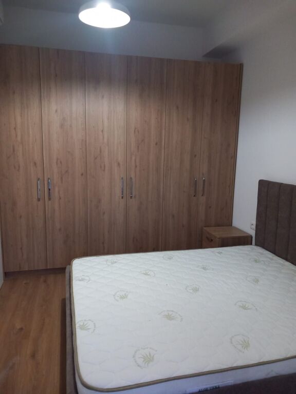 Jap apartament me qira tek Rezidenca Kadiu,i pabanuar me pare.(Cmimi 400 mije lek).Nuk pranohet agjensi