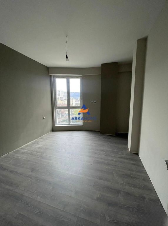 SHITET APARTAMENT 3+1+2+BALLKON "TEK KOMUNA E PARISIT" 418000 EURO