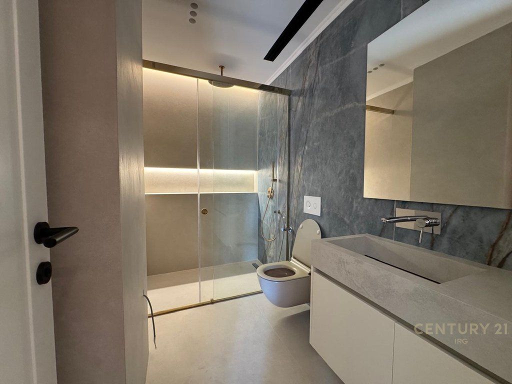 SHITET APARTAMENT 2+1+3 + 2 POSTE PARKIMI TEK LIQENI I THATË!