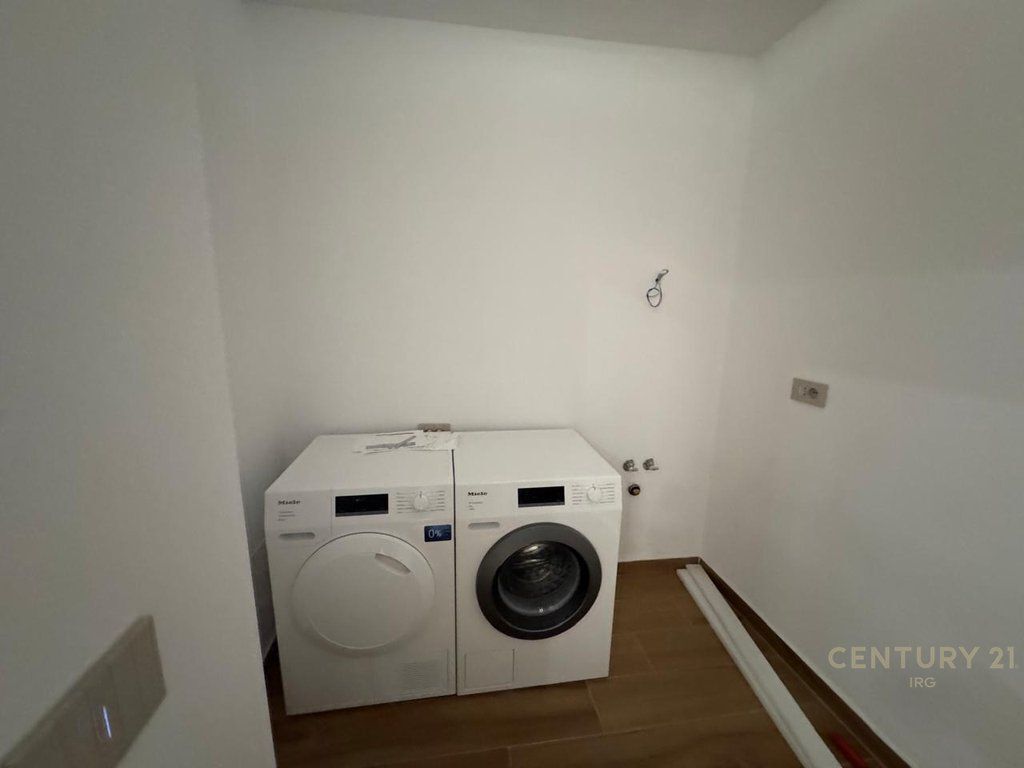 SHITET APARTAMENT 2+1+3 + 2 POSTE PARKIMI TEK LIQENI I THATË!