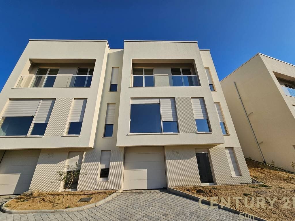 In ABA Residences very very close to the Farka and Sauk lake we offer for rent an attached villa. The villa has a yard of 140m2 and a net construction area of 196m2 which is organized on 3 floors. On floor -1/0 there is a closed parking space for two cars, bedroom/office/technical room, On the 1st floor there is the living area, bedroom and a bathroom, On the 2nd floor there are three bedrooms, a bathroom and a balcony. Contact us and give yourself the opportunity to live in a very quiet area with easy access