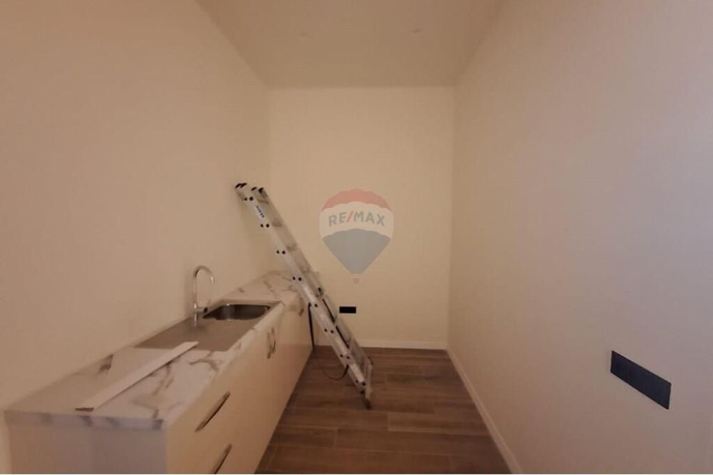 Locale Commerciale in Affitto a Fresk
