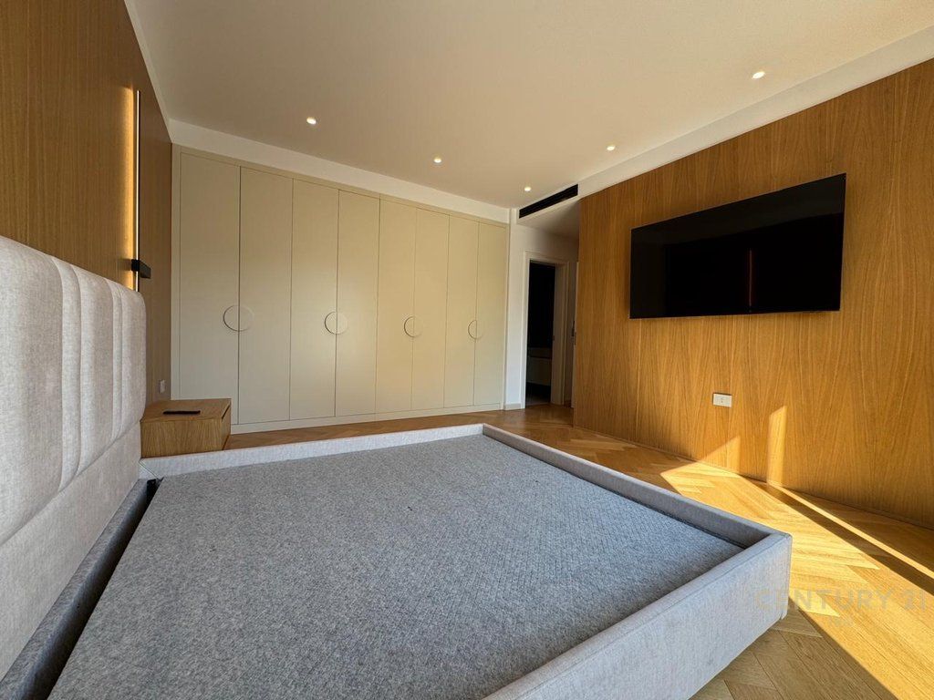 SHITET APARTAMENT 2+1+3 + 2 POSTE PARKIMI TEK LIQENI I THATË!