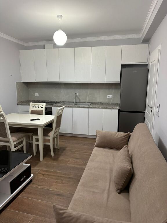 Apartament 1+1 me qera , Astir