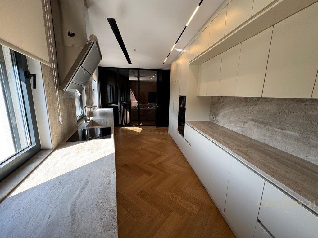 SHITET APARTAMENT 2+1+3 + 2 POSTE PARKIMI TEK LIQENI I THATË!