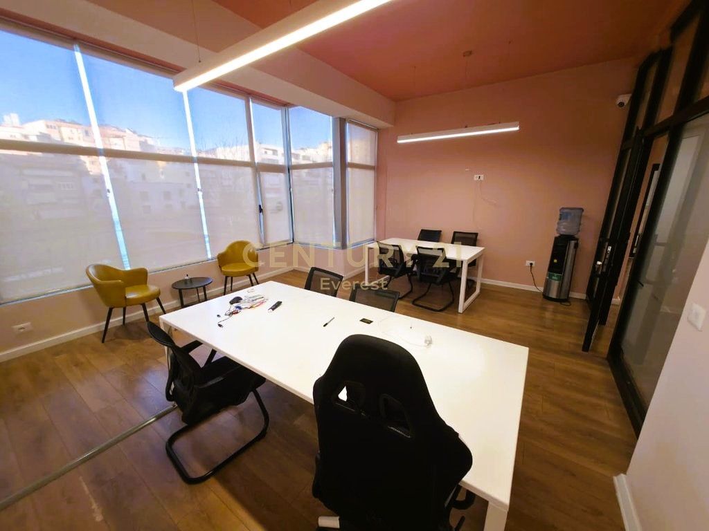COMUNE DI PARIGI, UFFICIO IN AFFITTO
