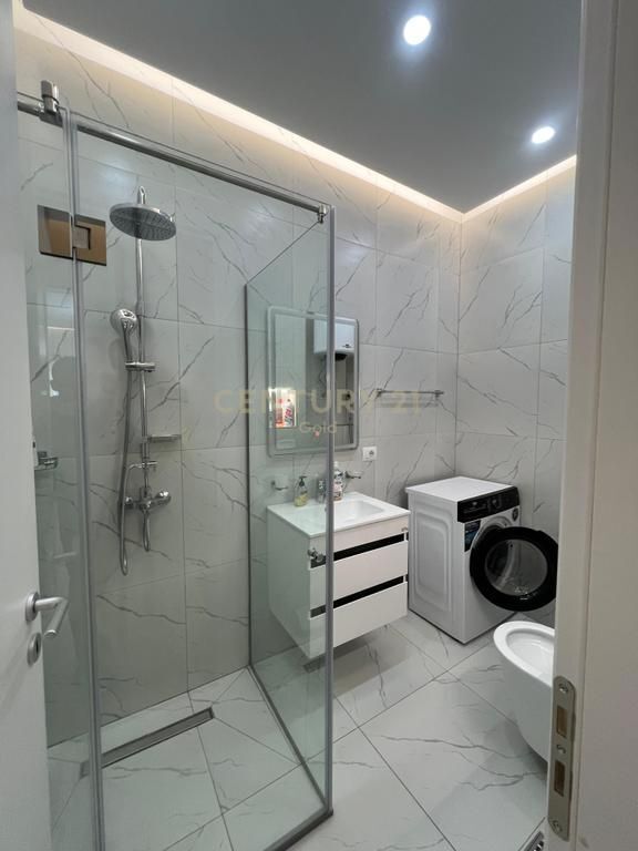 JAPIM ME QIRA APARTAMENT 1+1 TEK RRUGA E KOSOVAREVE!