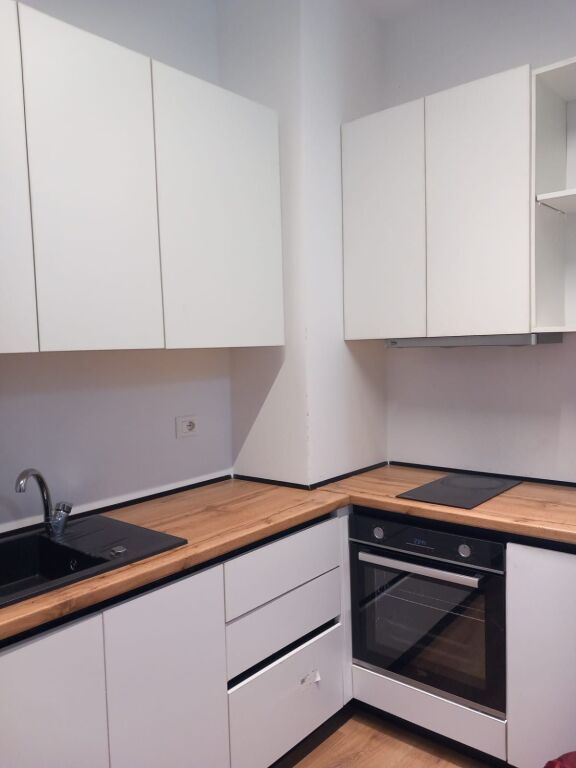 Jap apartament me qira tek Rezidenca Kadiu,i pabanuar me pare.(Cmimi 400 mije lek).Nuk pranohet agjensi