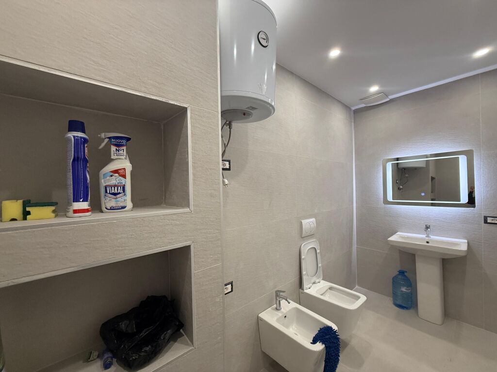 Ne Bulevardin e ri shitet apartament 2+1+2!