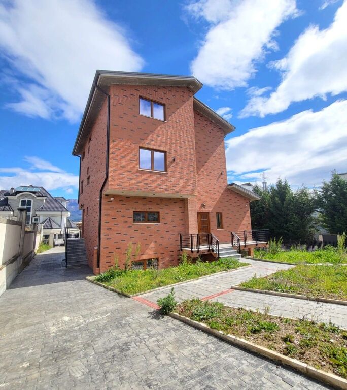 🏡 Three-storey Villa for Rent in TEG