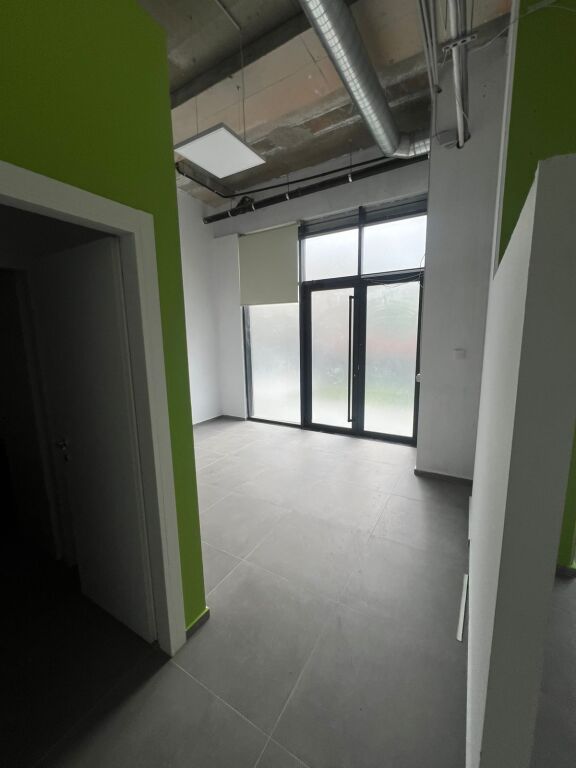 🏢 Locale Commerciale in Affitto – Zogu i Zi (