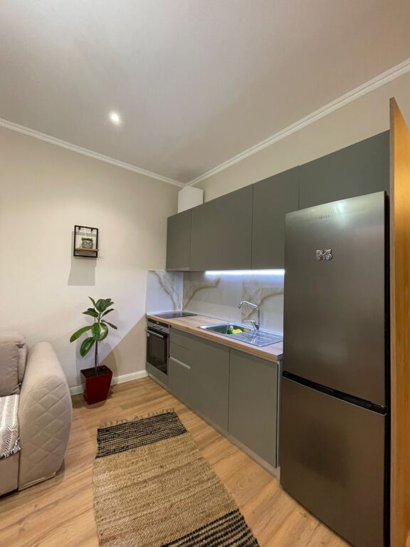 Jepet me qira apartament 1+1 📍 Përballë Kompleksi Delijorgji, Rruga e Kavajës