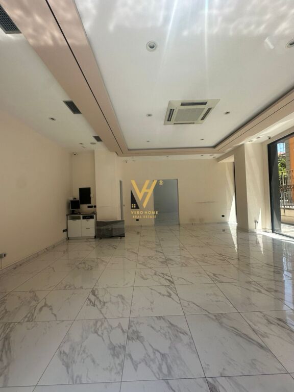LOCALE COMMERCIALE DI 120 M2 IN AFFITTO IN VIA KAJO KARAFILI 2.500 EURO