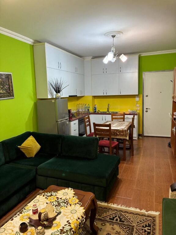 Tek 21 dhjetori Jepet me qira Apartament 1+1 pallati ri kati 2 çmimi 500 euro