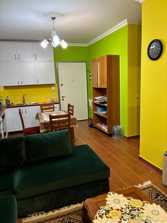 Tek 21 dhjetori Jepet me qira Apartament 1+1 pallati ri kati 2 çmimi 500 euro