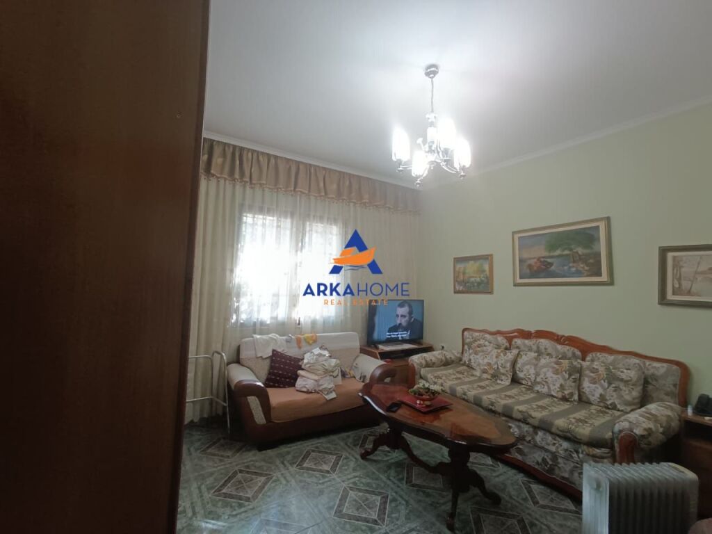 JEPET SHTEPI 2 KATESHE ME QERA "RRUGA HAKI STERMILLI KOMBINAT " 80000 LEKE