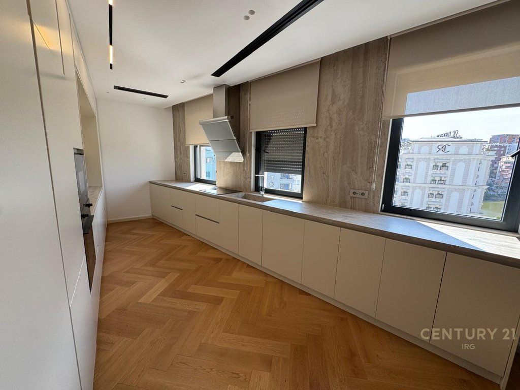 SHITET APARTAMENT 2+1+3 + 2 POSTE PARKIMI TEK LIQENI I THATË!