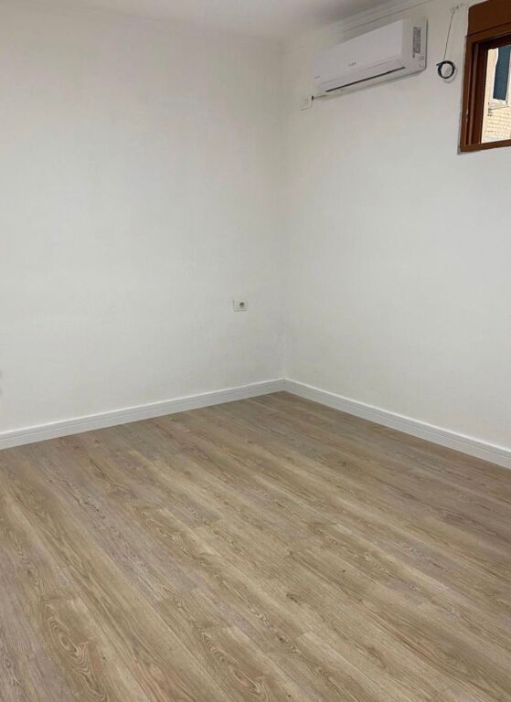 MONOLOCALE/UFFICIO IN AFFITTO 300 EURO