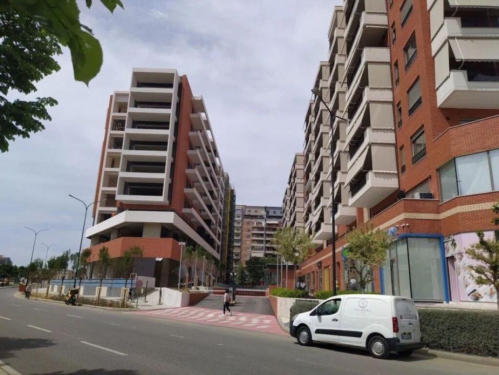 🏡 Jepet ambient komercial me qira te Kompleksi Delijorgji