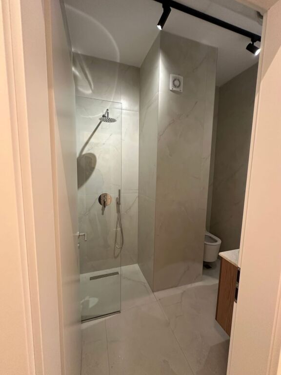 For rent space opposite Coin/Rtsh 🔹️2+1+2+ Parking space 🔹️Convertible to 3+1 🔹️131m2 gross - 114 m2 net 🔹️South/east orientation 🔹️2nd floor, advertising possibility from the main street Coin 🟢 Newly renovated: 🔹️Complete electrical installations, possibility to convert to smart home 🔹️2 Bathrooms 🔹️Veka triple glass windows with horizontal opening mechanism 🔹️4 Hitachi air conditioners 12 Btu 🔹️Kronotex parquet 1.2cm 🔹️Suspended ceiling with perimeter lighting 🔹️Doors 🔹️Awnings Price 250000 lek net /month
