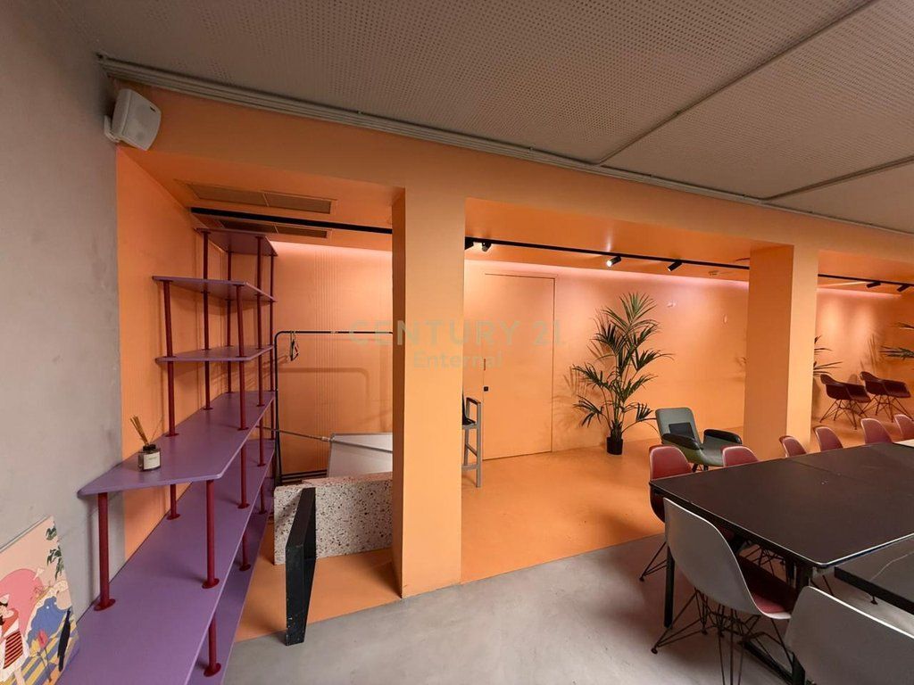 Ambienti per uffici in affitto in Via Elbasani 3,325 € /Mese