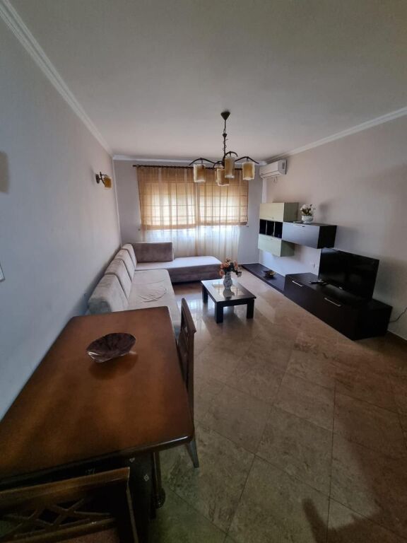 📣 AFFITTO Appartamento 1+1 📍 Vicino al Liceo "Petro Nini Luarasi" ✨   🏢 Nuova Costruzione  🪜 8° Piano (Con Ascensore)  🛋️ Completamente Arredato   💶 Prezzo 60.000 Leke/Mese