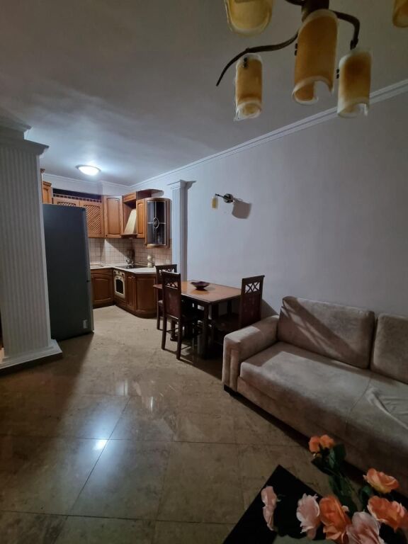 📣 AFFITTO Appartamento 1+1 📍 Vicino al Liceo "Petro Nini Luarasi" ✨   🏢 Nuova Costruzione  🪜 8° Piano (Con Ascensore)  🛋️ Completamente Arredato   💶 Prezzo 60.000 Leke/Mese