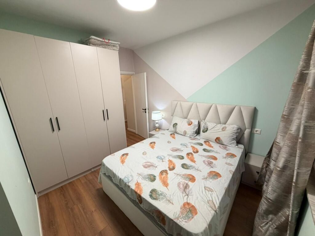 ✨Jepet super apartament me qera 1+1  📐55m2 neto dhe e sapo investuar.  🛋️Hyrja disponon mobilim te kompletuar dhe ka te gjitha sendet e nevojshme. Nuk mungon asgje dhe eshte gati per bamim. 🏬Ndodhet ne pallat te ri me ashensor  🧗🏻kati i 7 (jo i fundit)  📍Adresa: rruga mine peza  💶Cmimi 58000 leke i padiskutueshem!