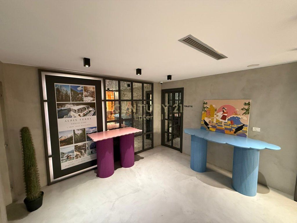 Ambienti per uffici in affitto in Via Elbasani 3,325 € /Mese
