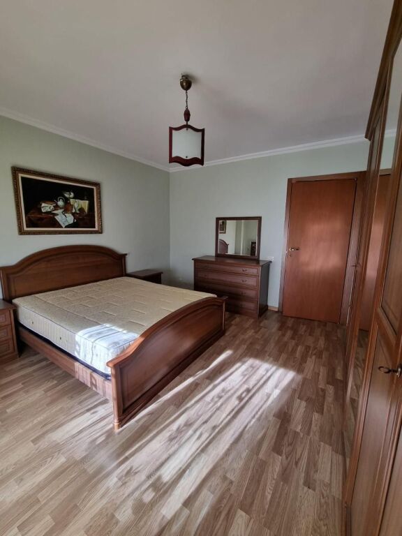 📣 AFFITTO Appartamento 1+1 📍 Vicino al Liceo "Petro Nini Luarasi" ✨   🏢 Nuova Costruzione  🪜 8° Piano (Con Ascensore)  🛋️ Completamente Arredato   💶 Prezzo 60.000 Leke/Mese