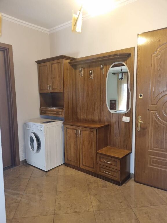 📣 AFFITTO Appartamento 1+1 📍 Vicino al Liceo "Petro Nini Luarasi" ✨   🏢 Nuova Costruzione  🪜 8° Piano (Con Ascensore)  🛋️ Completamente Arredato   💶 Prezzo 60.000 Leke/Mese