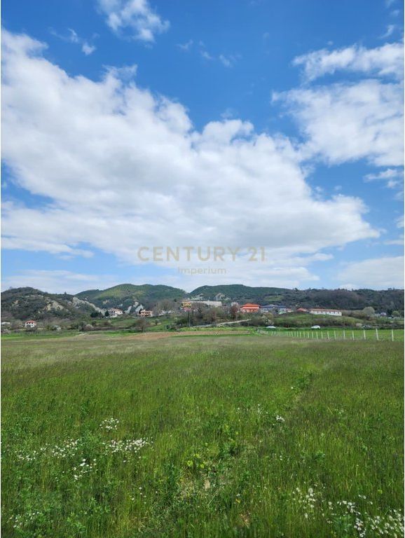 Terreno in Vendita fronte strada a Maknor Peze Helmes di Tirana - 337.500€ | 3750 m²