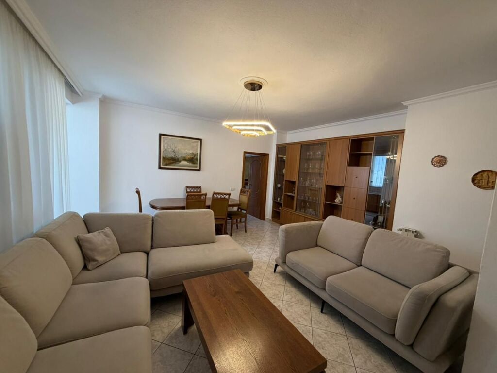 Jepet me qira apartament tek Rruga Siri Kodra 📍 Sipër Ambulancës nr. 3, kati 5 (me ashensor) 📐 110 m² | 🛋️ Sallon + guzhinë | 🛏️ 3 dhoma gjumi | 🚿 2 banjo | 🌇 Ballkon 💶 Çmimi: 750€/muaj