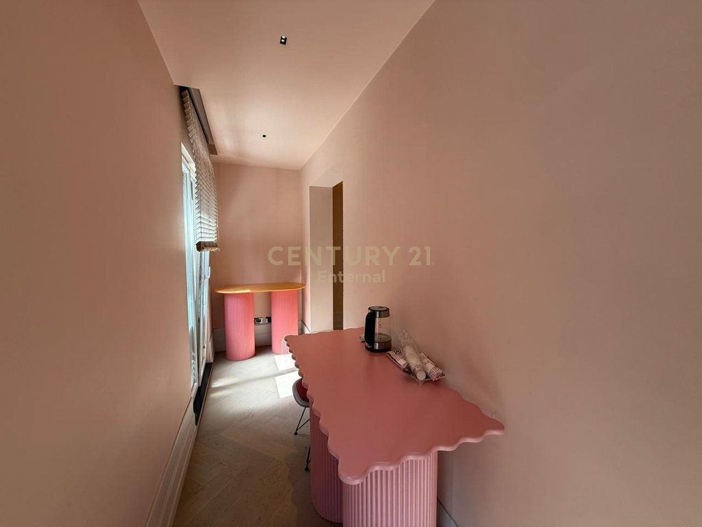 Ambienti per uffici in affitto in Via Elbasani 3,325 € /Mese