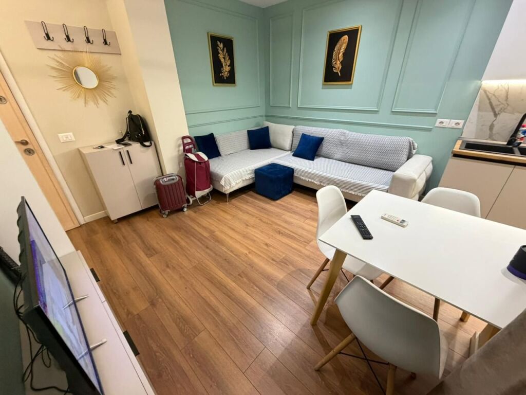 ✨Jepet super apartament me qera 1+1  📐55m2 neto dhe e sapo investuar.  🛋️Hyrja disponon mobilim te kompletuar dhe ka te gjitha sendet e nevojshme. Nuk mungon asgje dhe eshte gati per bamim. 🏬Ndodhet ne pallat te ri me ashensor  🧗🏻kati i 7 (jo i fundit)  📍Adresa: rruga mine peza  💶Cmimi 58000 leke i padiskutueshem!
