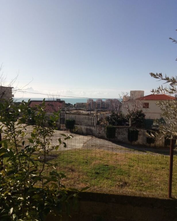 VENDITA DI EDIFICIO + TERRENO, PLEPA, DURRES. (Vista parziale sul mare)
