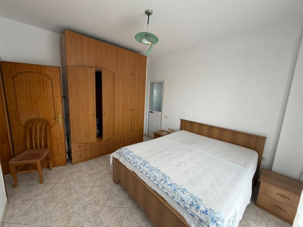 Jepet me qira apartament tek Rruga Siri Kodra 📍 Sipër Ambulancës nr. 3, kati 5 (me ashensor) 📐 110 m² | 🛋️ Sallon + guzhinë | 🛏️ 3 dhoma gjumi | 🚿 2 banjo | 🌇 Ballkon 💶 Çmimi: 750€/muaj