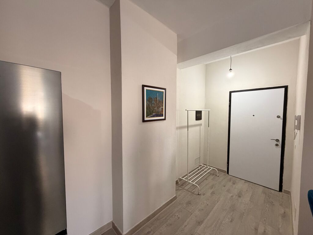 Jepet me qera apartament 1+1 ne rrugen Xhanfize Keko te Xhamlliku.Apartamenti eshte totalisht i ri,i sapo arreduar me cdo gje cilesore,ndodhet ne nje pallat te ri me ashensor.600 mije leke qeraja mujore