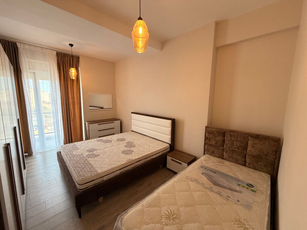 Jepet me qera apartament 1+1 ne rrugen Xhanfize Keko te Xhamlliku.Apartamenti eshte totalisht i ri,i sapo arreduar me cdo gje cilesore,ndodhet ne nje pallat te ri me ashensor.600 mije leke qeraja mujore