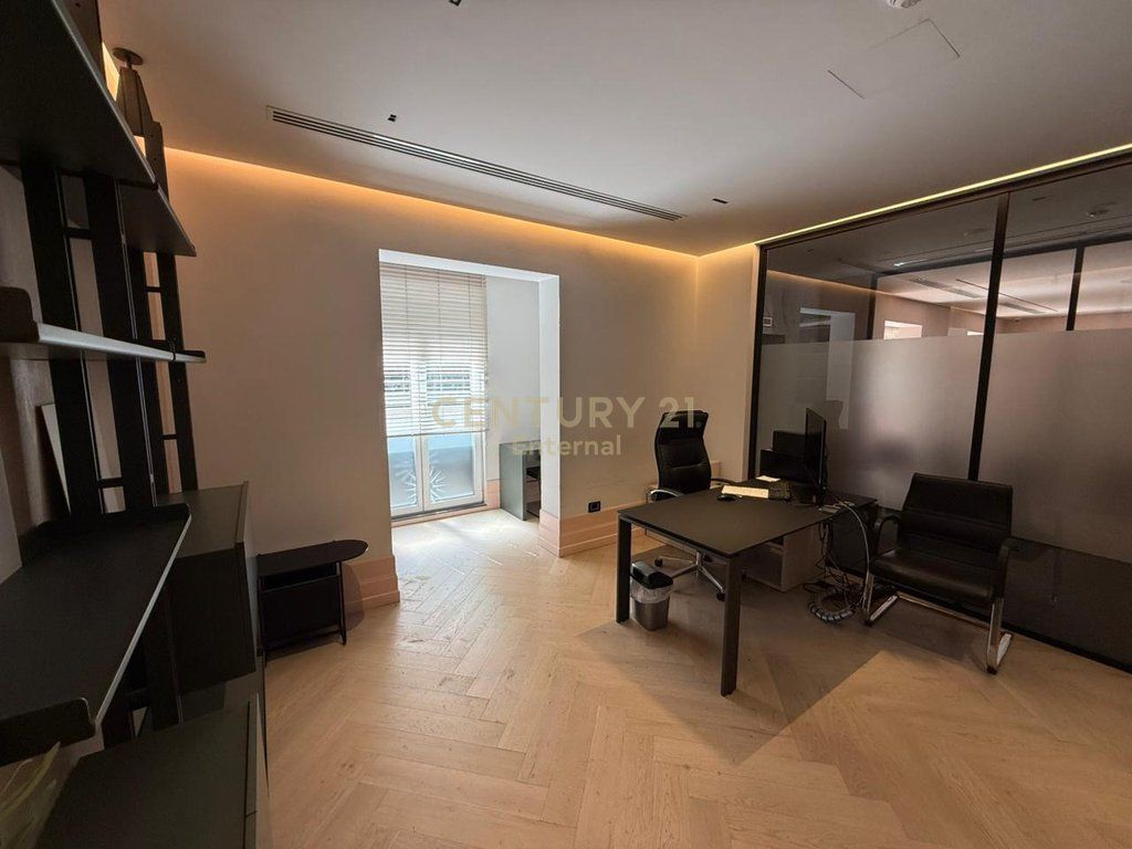 Ambienti per uffici in affitto in Via Elbasani 3,325 € /Mese