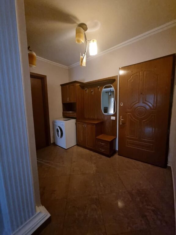 📣 AFFITTO Appartamento 1+1 📍 Vicino al Liceo "Petro Nini Luarasi" ✨   🏢 Nuova Costruzione  🪜 8° Piano (Con Ascensore)  🛋️ Completamente Arredato   💶 Prezzo 60.000 Leke/Mese