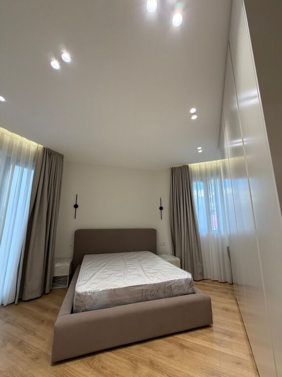APARTAMENT LUKSOZ 2+1 ME VERANDE PER QERA TEK LIQENI THATE