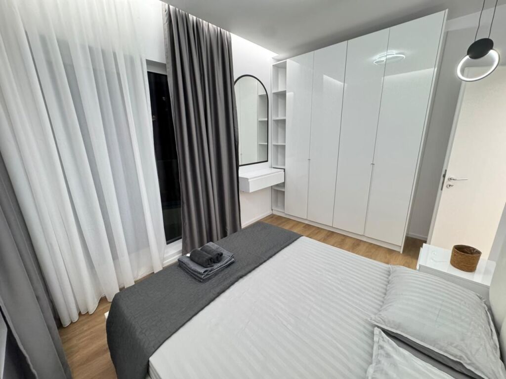 Jepet me qera Apartament 2+1+Parkim  Adresa : Ali Demi Kompleksi Kadiu  E mobiluar  Kati 7  Siperfaqe 89 m2  Cmimi 600 mij lek me parkim